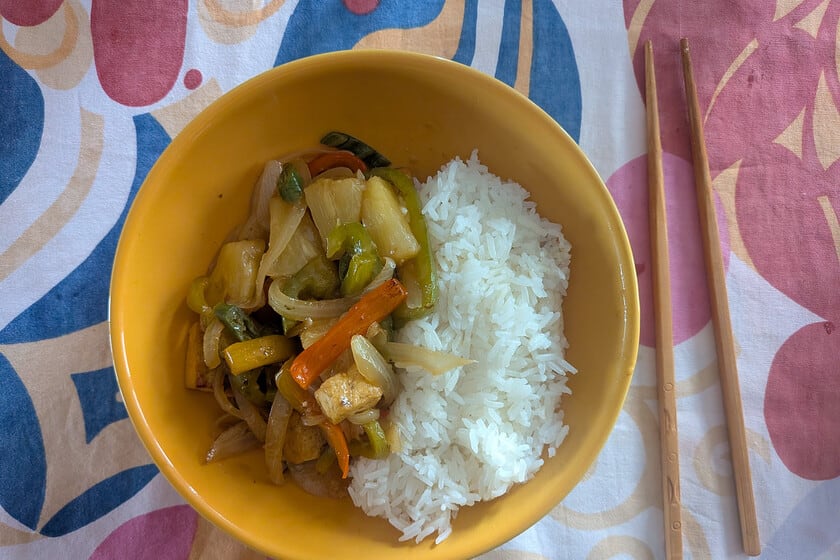 Cinco pasos para un salteado agridulce de tofu y piña que se cocina en menos de quince minutos
