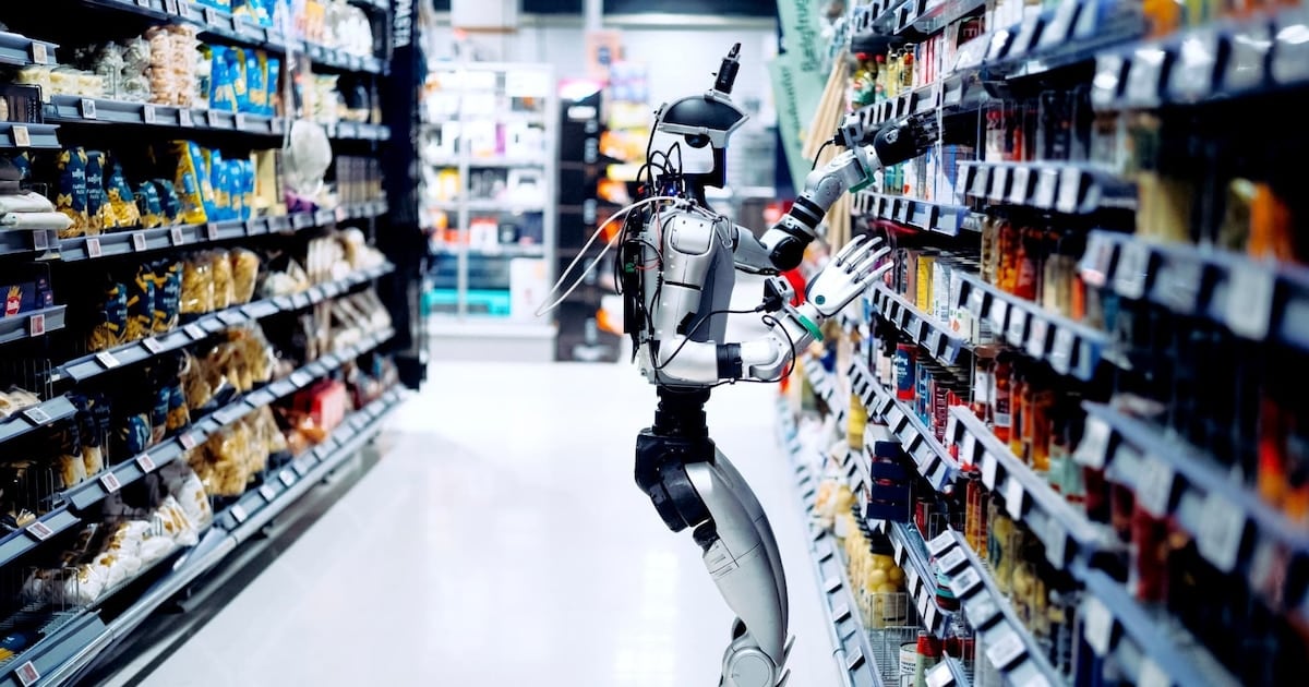 Reponen góndolas solos y de madrugada: cómo es el ensayo danés con robots humanoides en supermercados