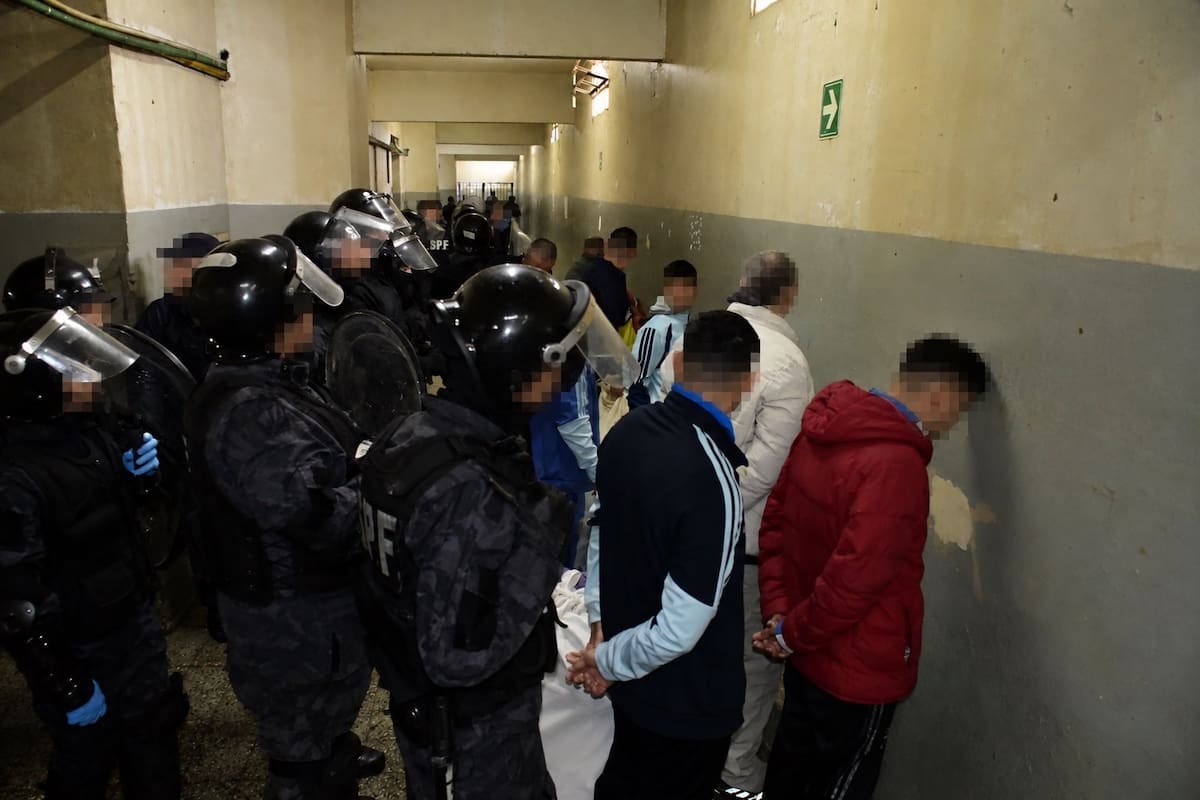 Marcos Paz recibe a los primeros 326 internos de Devoto en un operativo que la Procuración Penitenciaria tachó de "intempestivo"