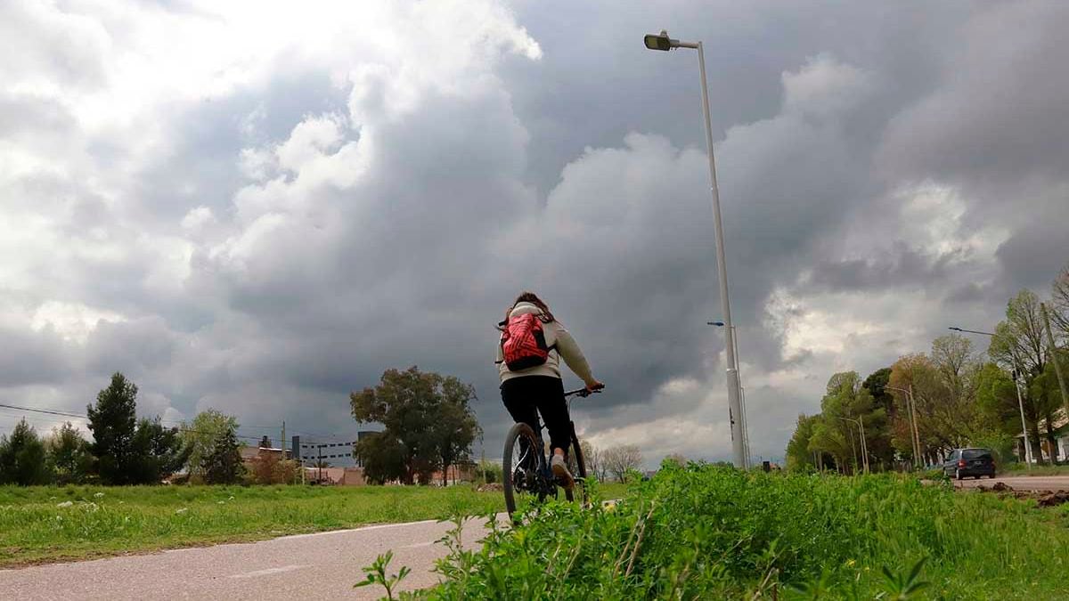 Semana bajo un cielo gris: Neuquén encara cinco días sin sol y un fin de semana pasado por agua
