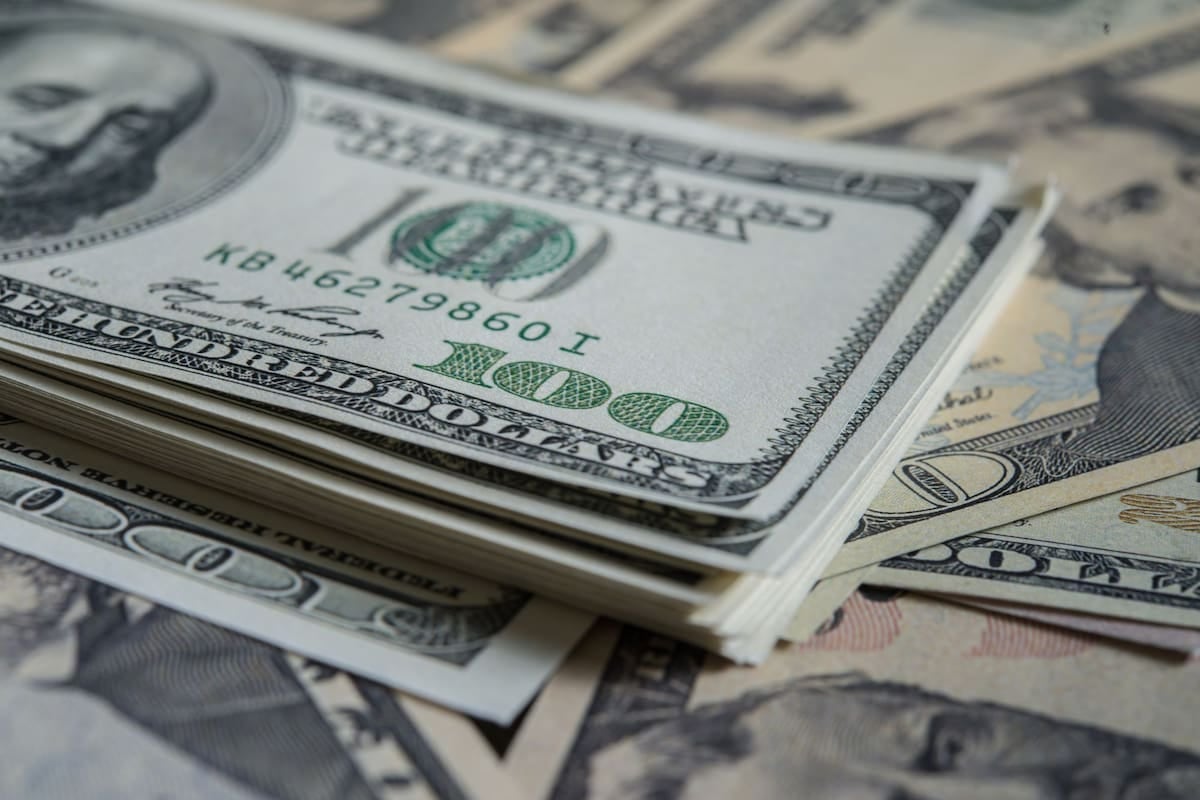 El dólar mayorista opera lejos de su techo y el peso gana terreno en lo que va del año