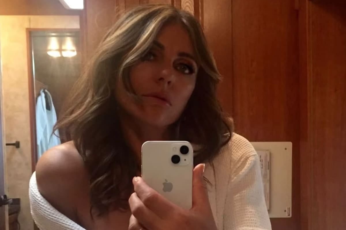 Elizabeth Hurley vuelve a las cámaras y abre interrogantes sobre su anillo en el set de The Burbs