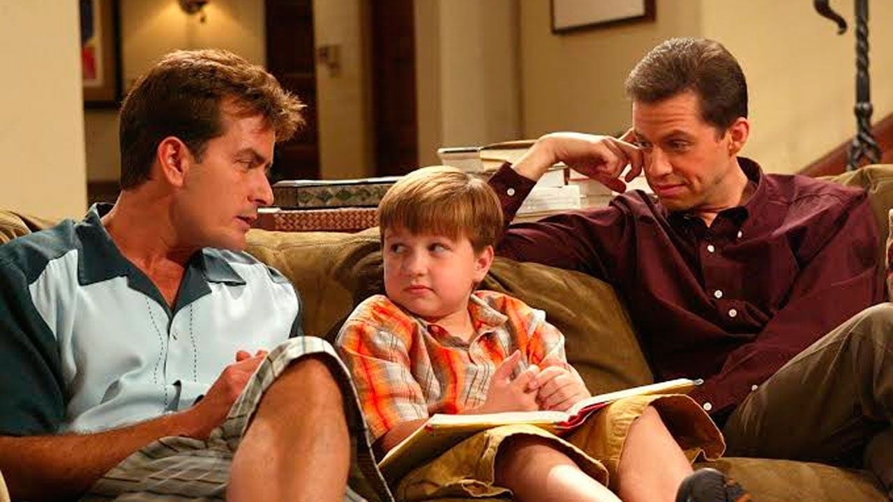 El fantasma inglés de "Dos hombres y medio": Hugh Grant estuvo a un firma de reemplazar a Charlie Sheen y se arrepintió en la puerta