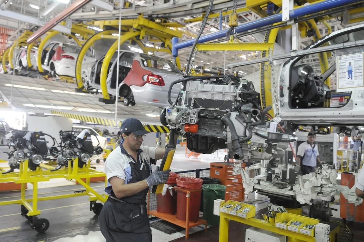 La industria usó apenas el 58,5% de su capacidad en agosto y la brecha con 2025 se ensancha