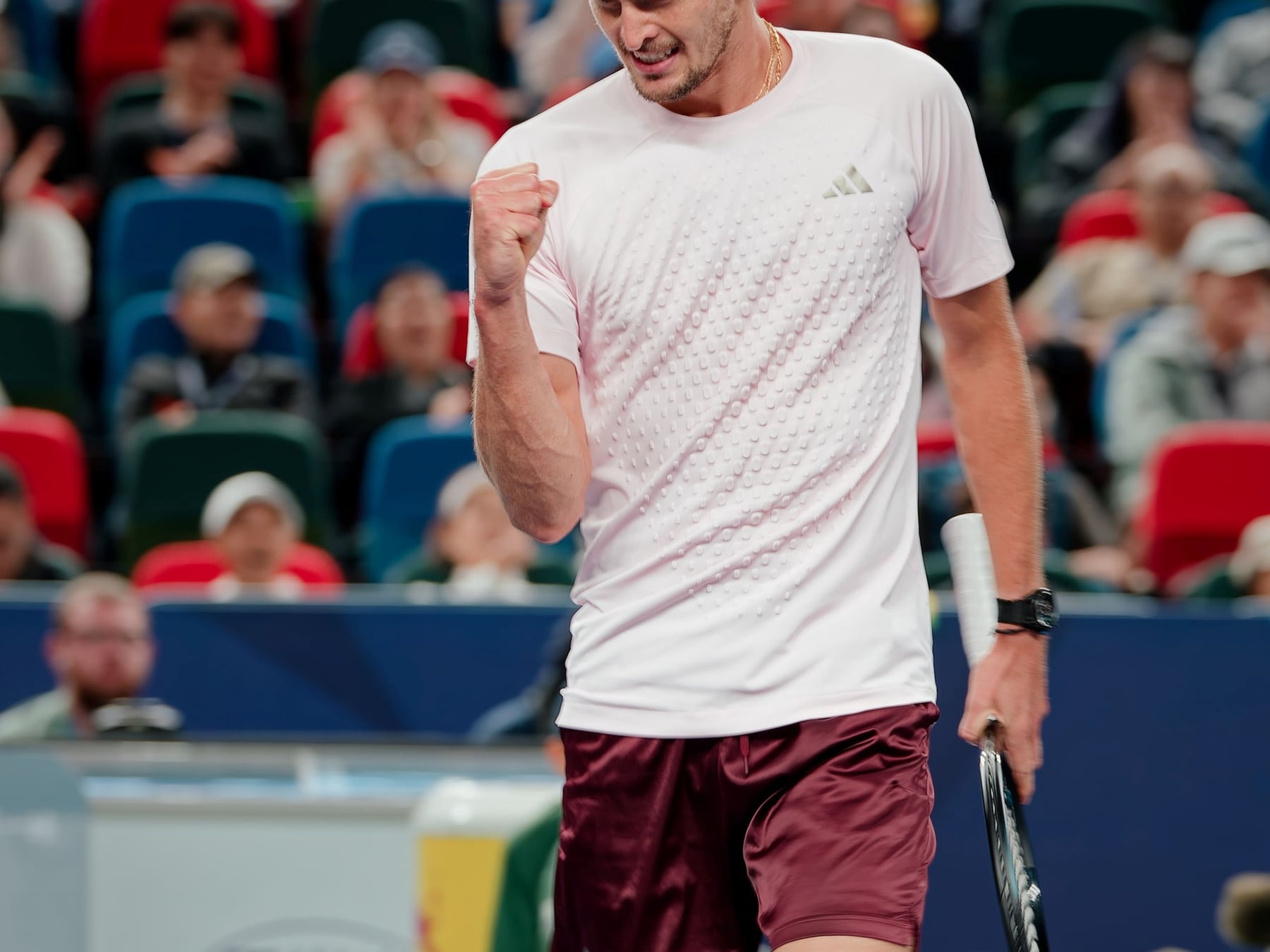 Zverev sigue a fondo: aplastó a De Miñaur y va por la semi en Shanghái