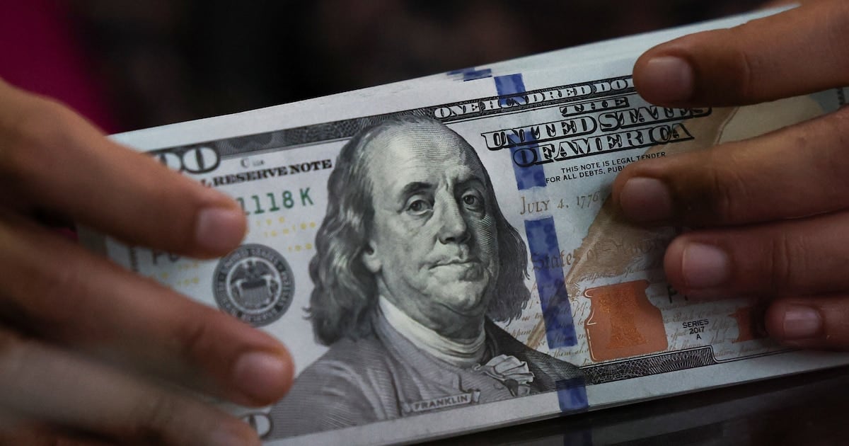 Dólar quieto en $1.535, pero la inflación le saca más de tres cuerpos de ventaja