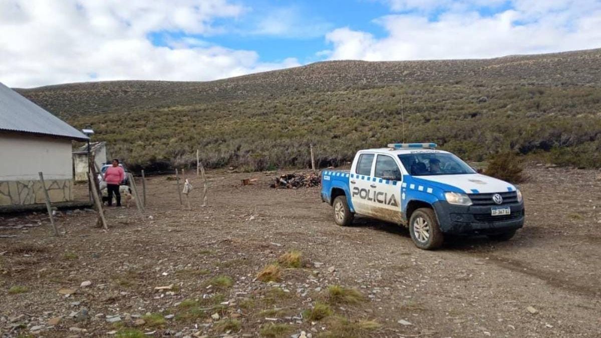 Siete días sin alimentos y a 12 kilómetros de barro: el rescate de una familia criancera en la meseta neuquina