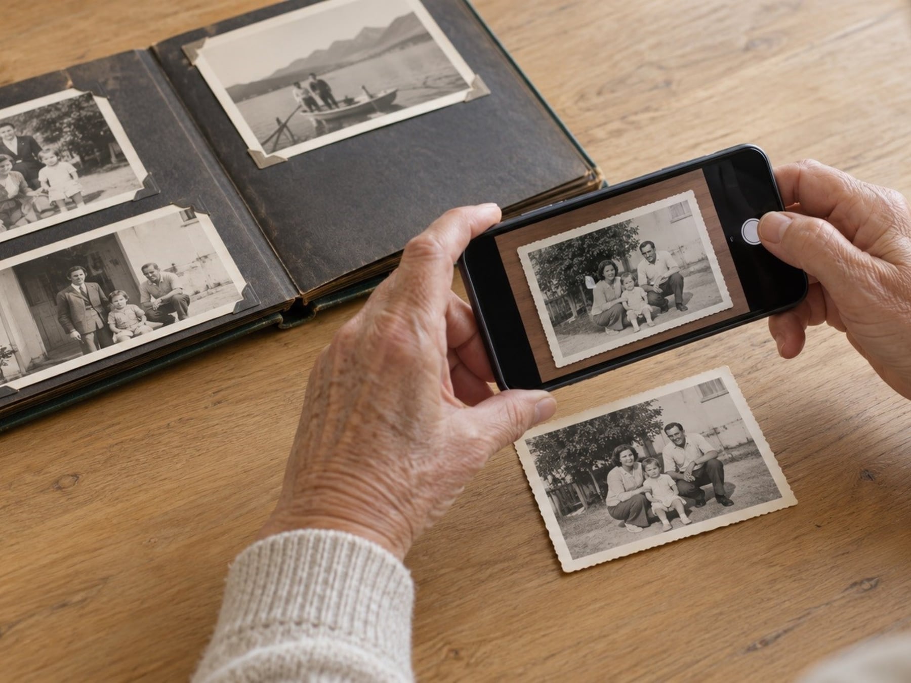 De la caja al celular: cómo pasar tus fotos de papel al mundo digital sin volverte loco