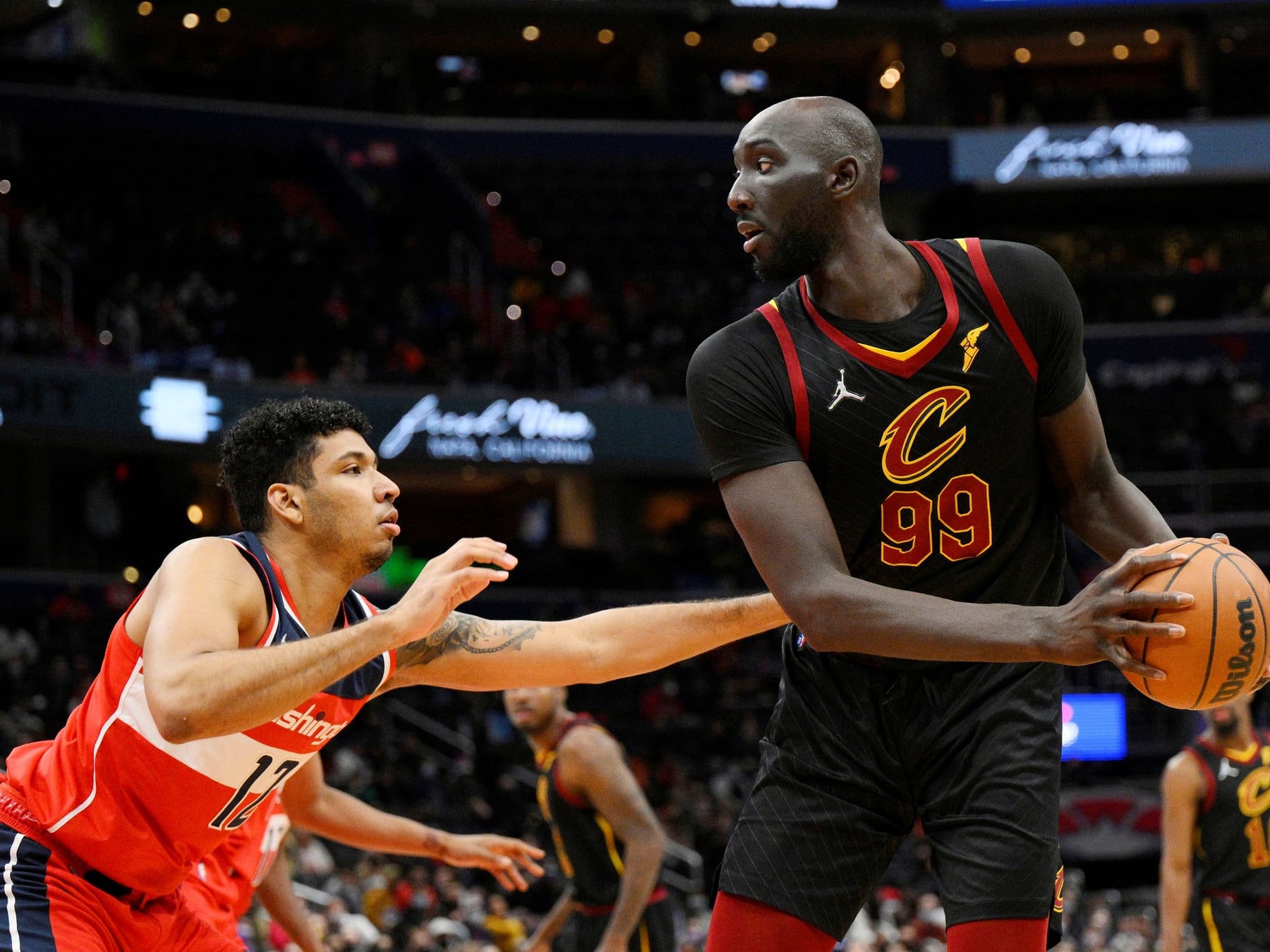 El gigante senegalés vuelve a la NBA y aterriza en Filadelfia con un contrato a dos puntas