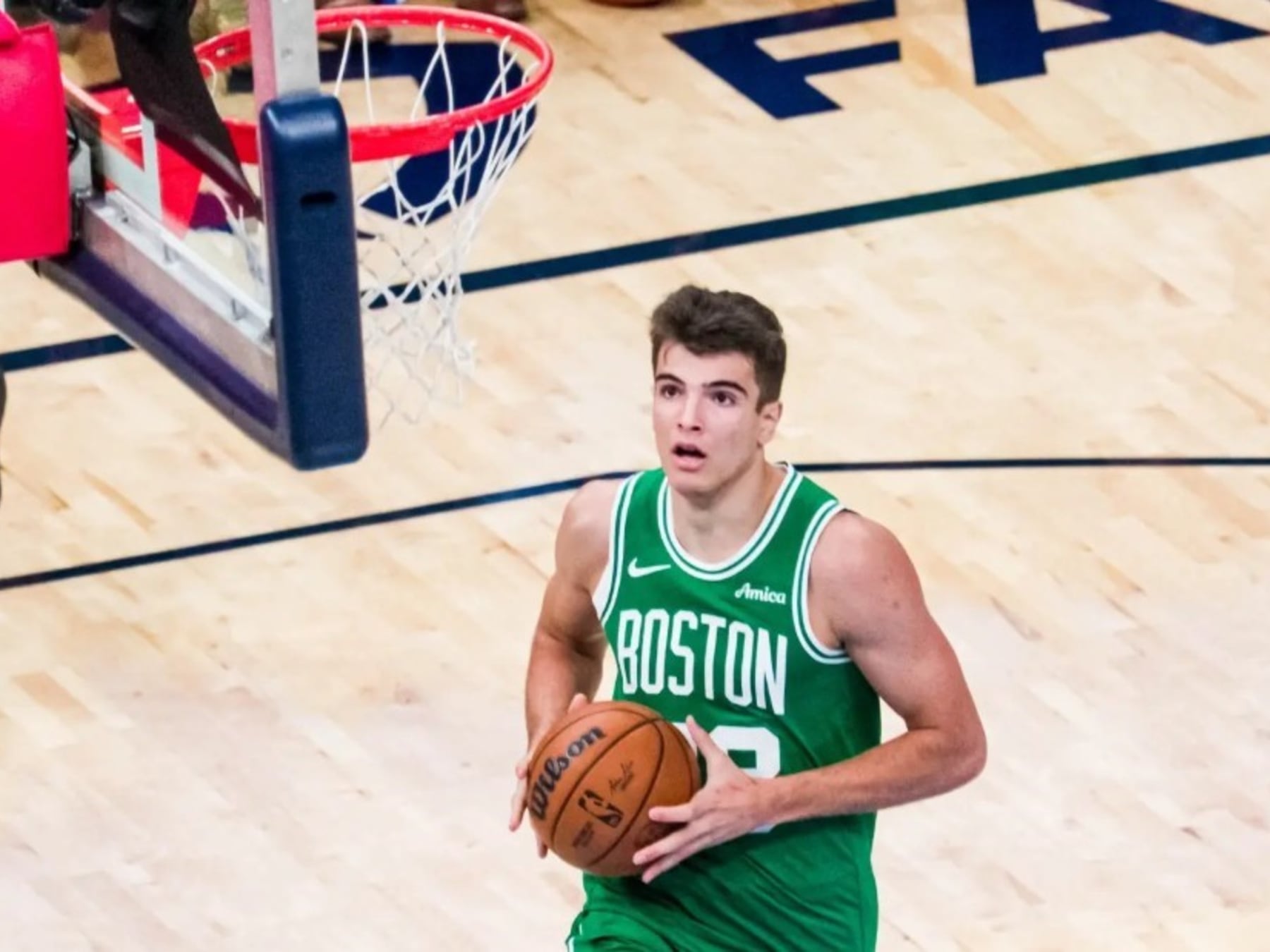 Hugo González caminó hasta el aro y los árbitros de la NBA miraron para otro lado