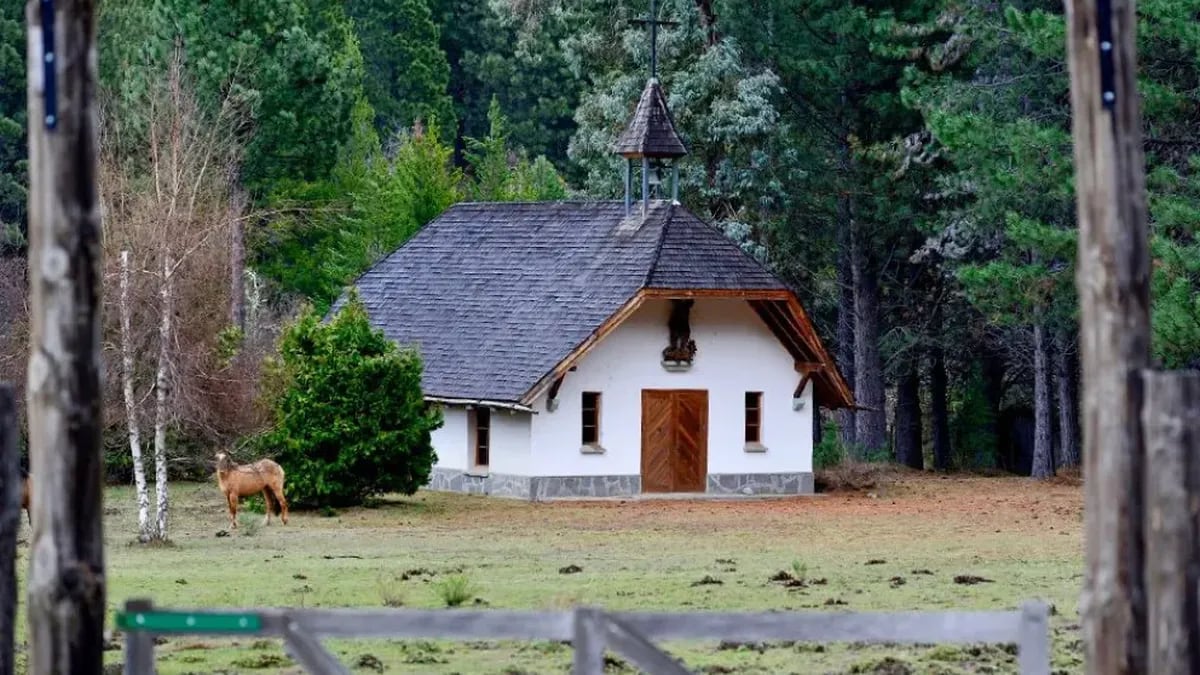 La Capilla San Jorge, el templo alpino que Georg von Waldburg-Zeil construyó entre las lengas de Meliquina