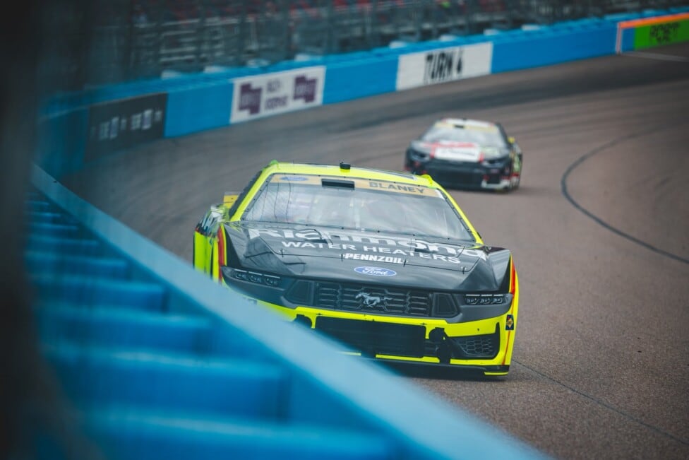 Blaney se adueñó de la pole en Phoenix y Larson se complica en el peor momento