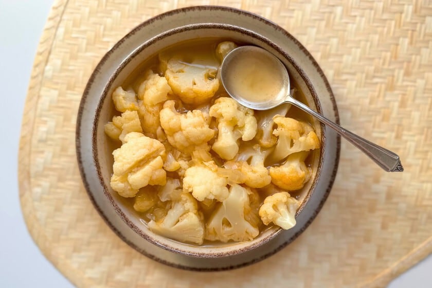 La sopa de coliflor que se come con cuchara grande: receta en trozos, sin crema y lista en 15 minutos