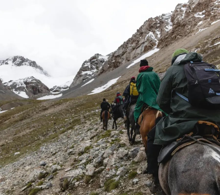 En Caviahue, una familia neuquina rescata la cabalgata del abuelo y la abre al turismo con los caballos como protagonistas