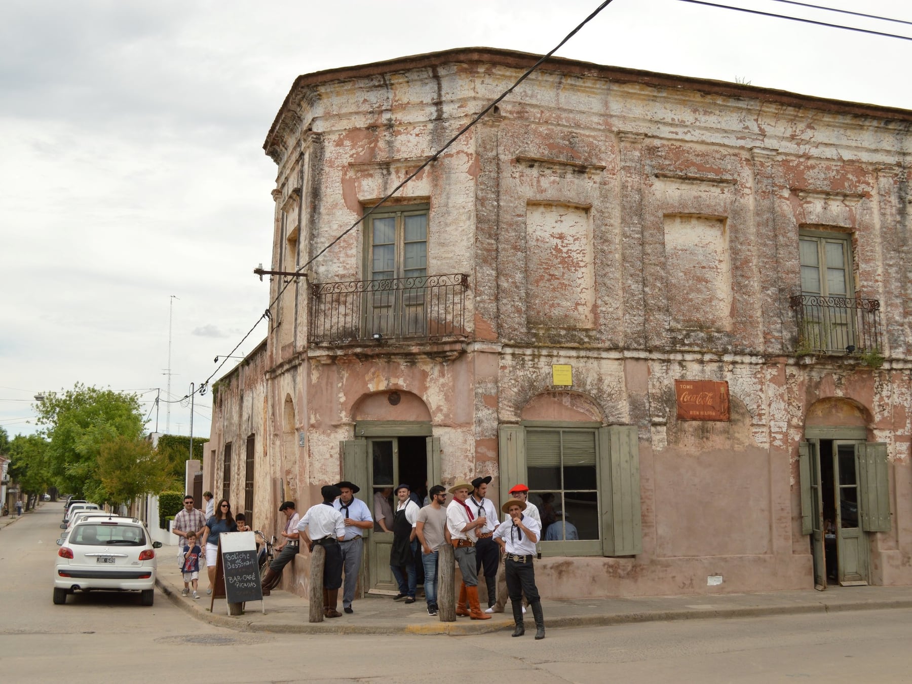 San Antonio de Areco, más allá del gauchaje: la geografía íntima de los talleres que redefinen la artesanía pampeana