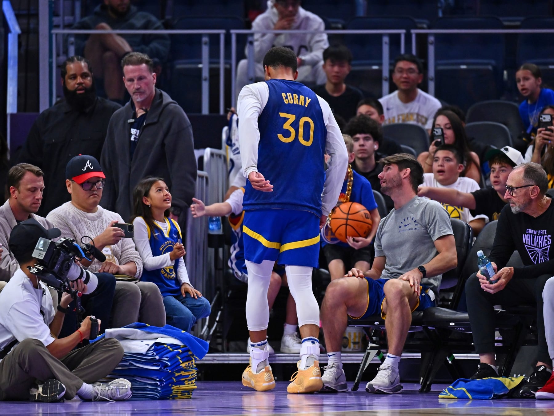 Curry cobró menos, se torció el tobillo y los Warriors ya se prendieron fuego antes del debut