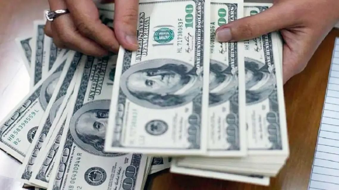El dólar oficial alcanzó los $1.550 y redujo su brecha con el blue al 2,5%