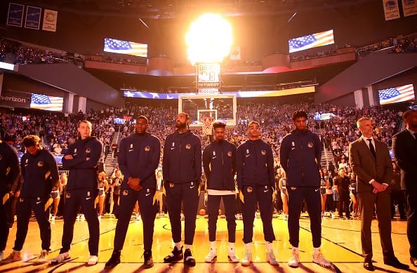 LeBron desató la tormenta política y los 76ers le dio una remontada de manual
