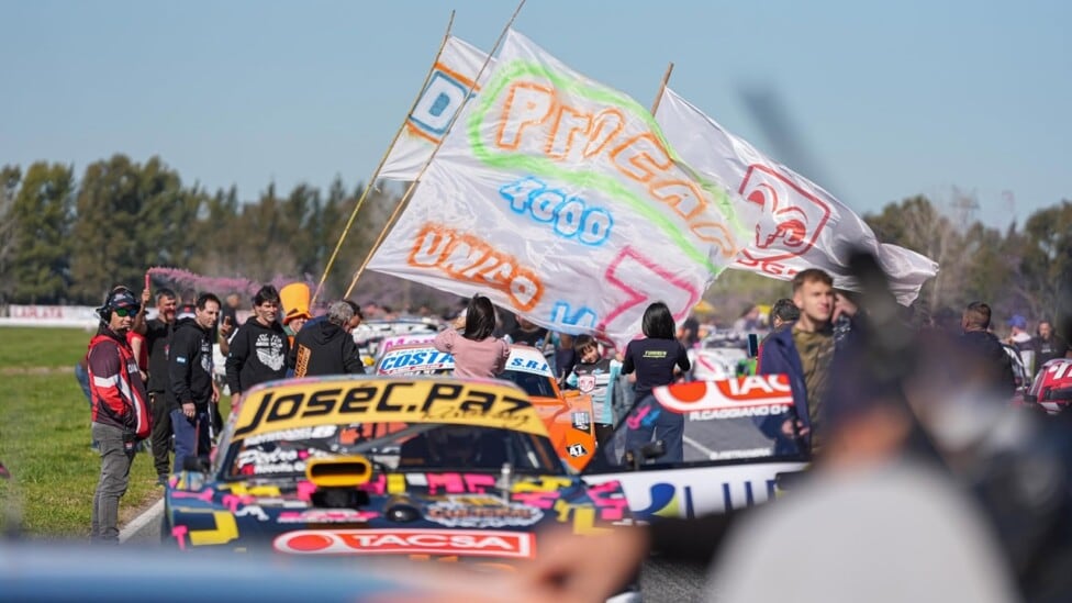 José C. Paz Racing puso el doblete en La Plata y llegó con dos chances al título