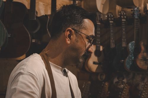 Cada charango exige entre 80 y 100 horas de trabajo: el oficio neuquino que Saúl Pérez Zibana sostiene con un crédito de cinco millones de pesos