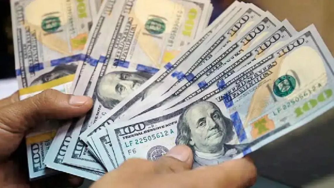 El dólar informal terminó el lunes a $1.575 y el financiero para giros al exterior superó los $1.670