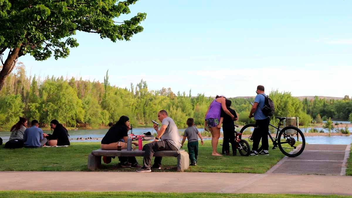 Neuquén aprovechó el sol junto al Limay y mira de cerca el viento del jueves